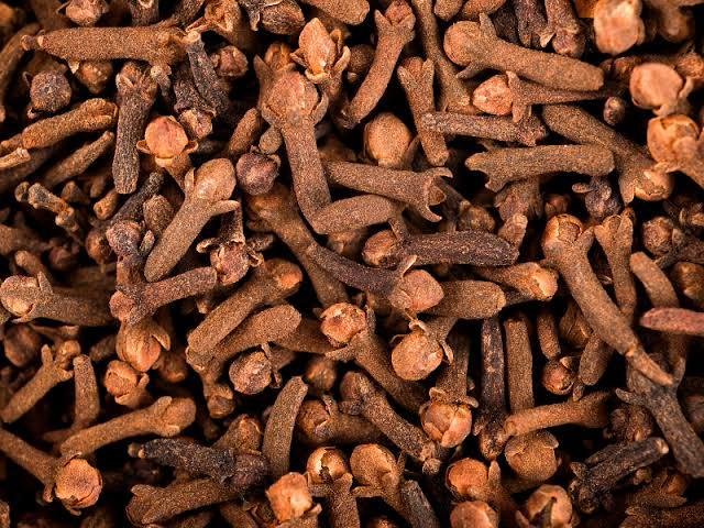 Þurrkaður negull liggjandi á sléttu yfirborði, tilbúinn til notkunar